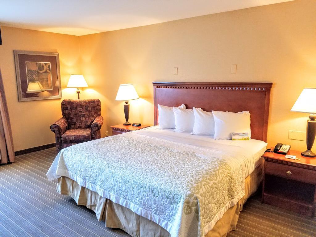 Days Inn By Wyndham Windsor Locks / Bradley Intl Airport Exterior photo