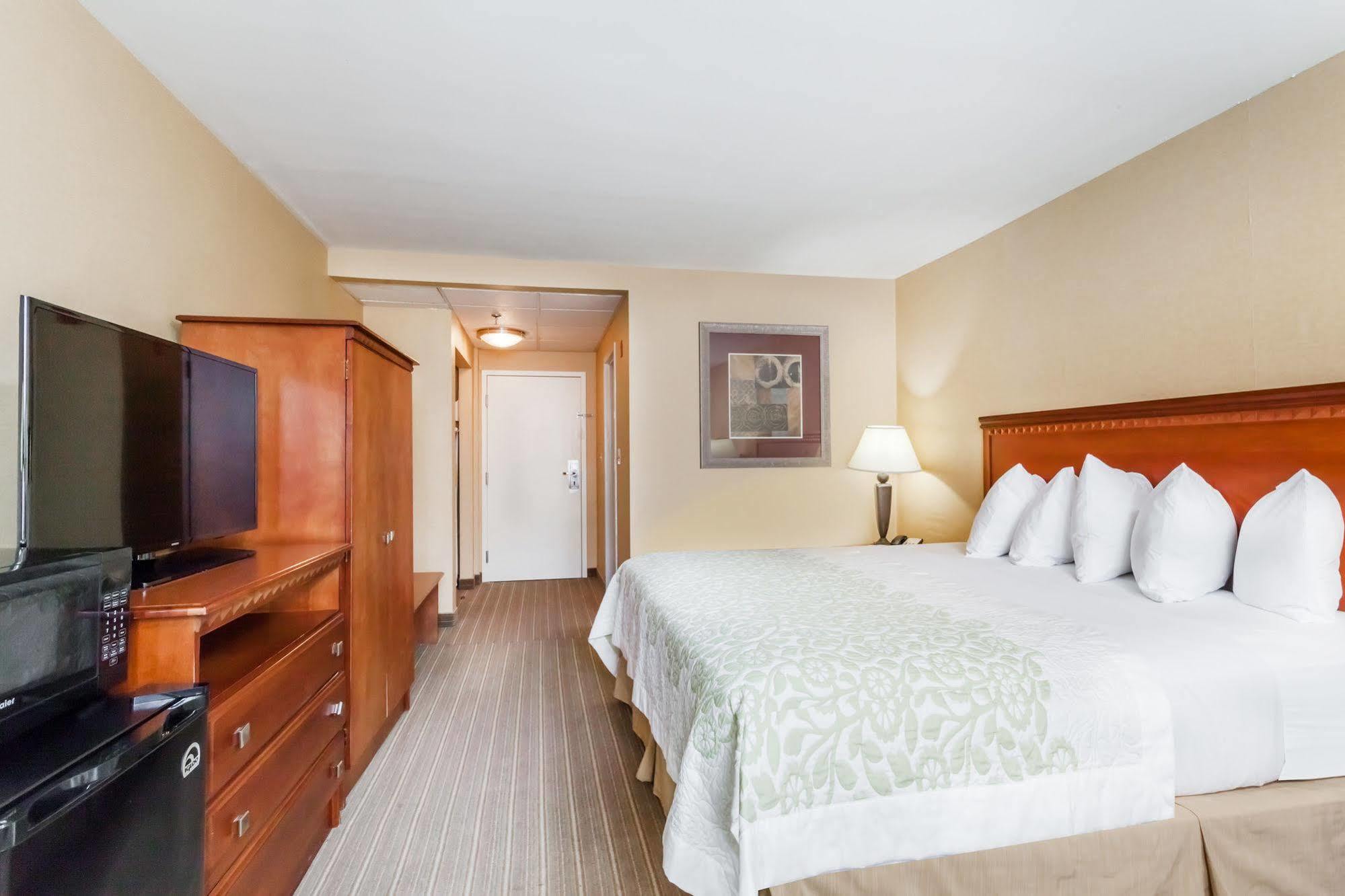 Days Inn By Wyndham Windsor Locks / Bradley Intl Airport Exterior photo
