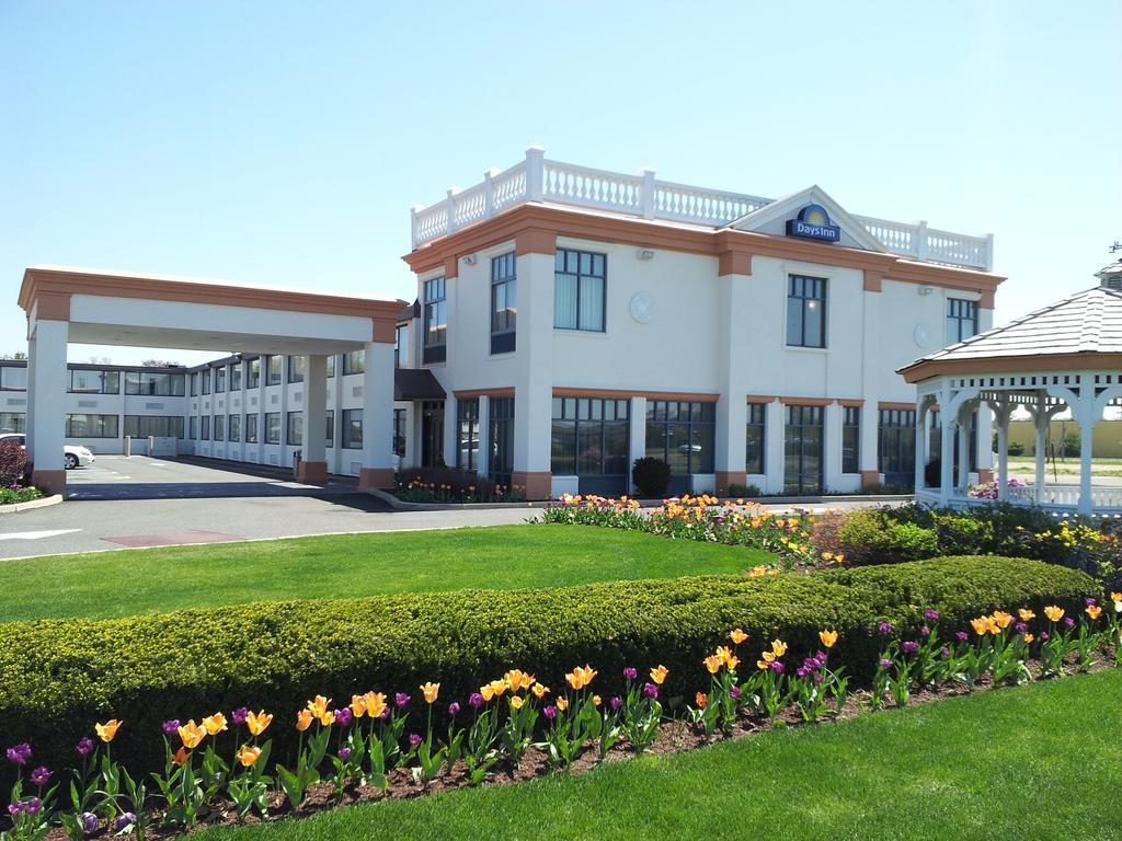Days Inn By Wyndham Windsor Locks / Bradley Intl Airport Exterior photo