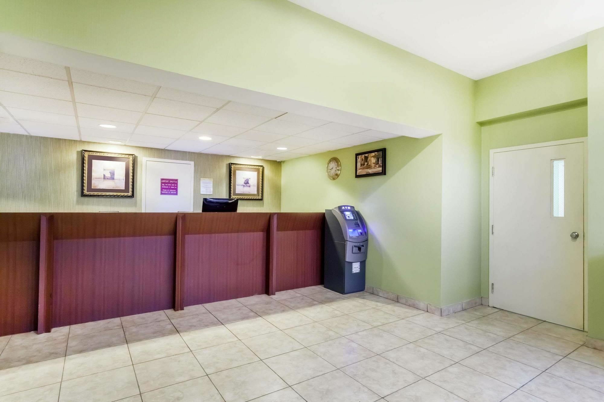 Days Inn By Wyndham Windsor Locks / Bradley Intl Airport Exterior photo