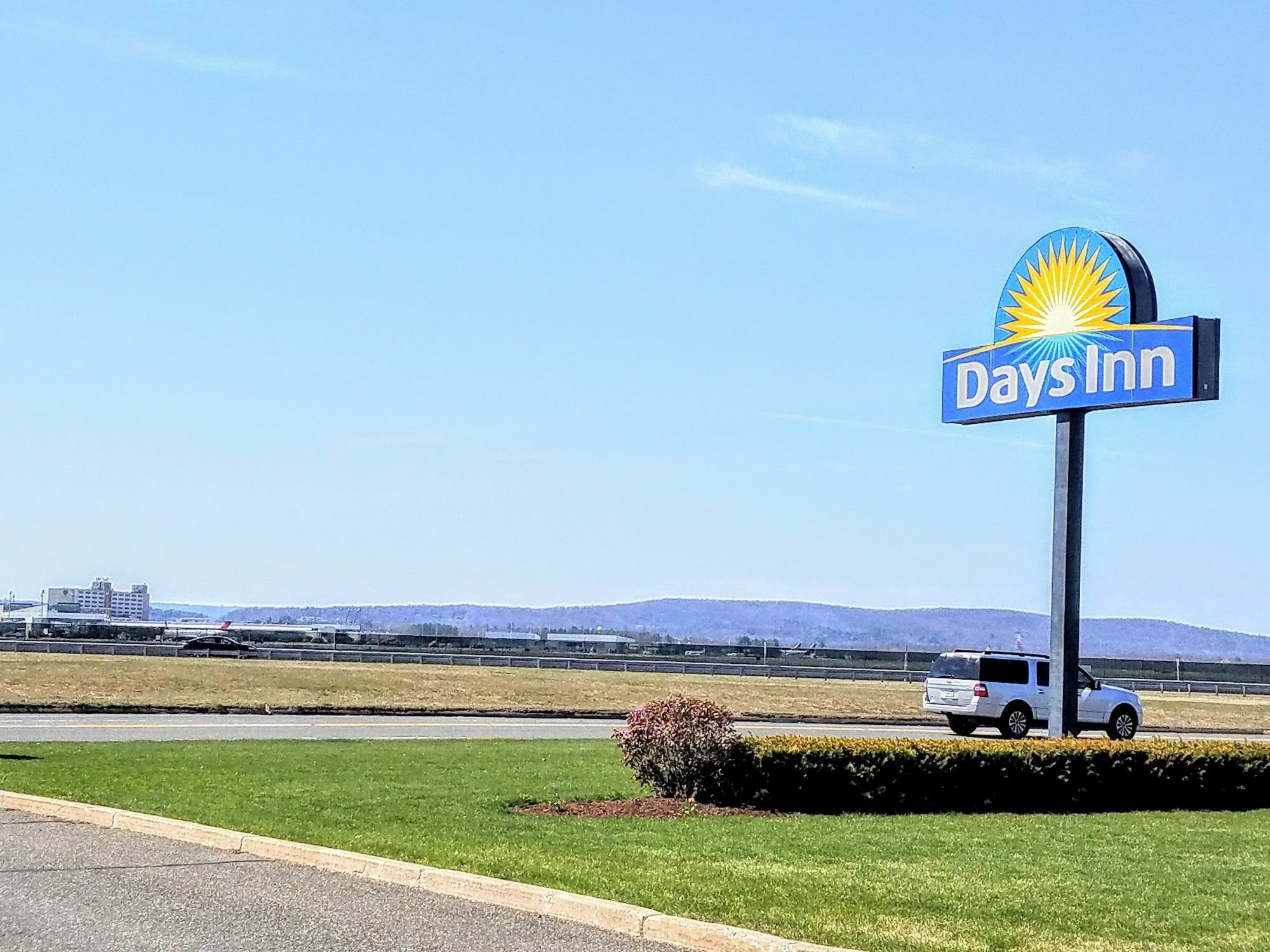 Days Inn By Wyndham Windsor Locks / Bradley Intl Airport Exterior photo