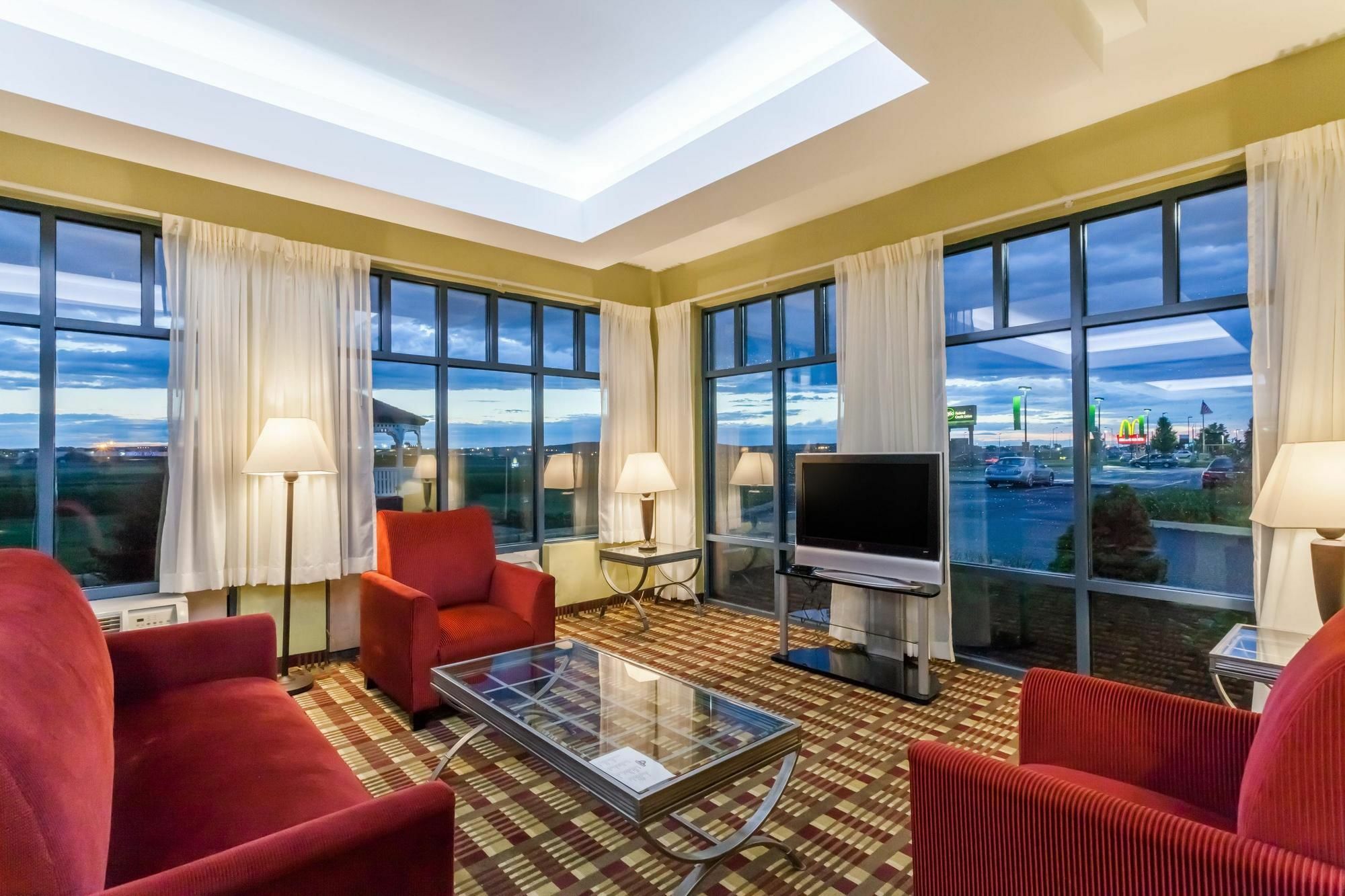 Days Inn By Wyndham Windsor Locks / Bradley Intl Airport Exterior photo