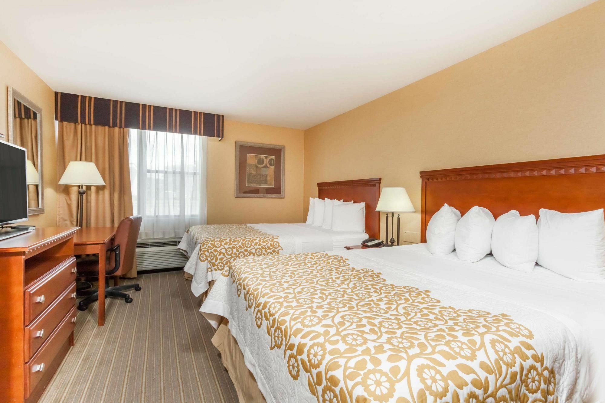 Days Inn By Wyndham Windsor Locks / Bradley Intl Airport Exterior photo
