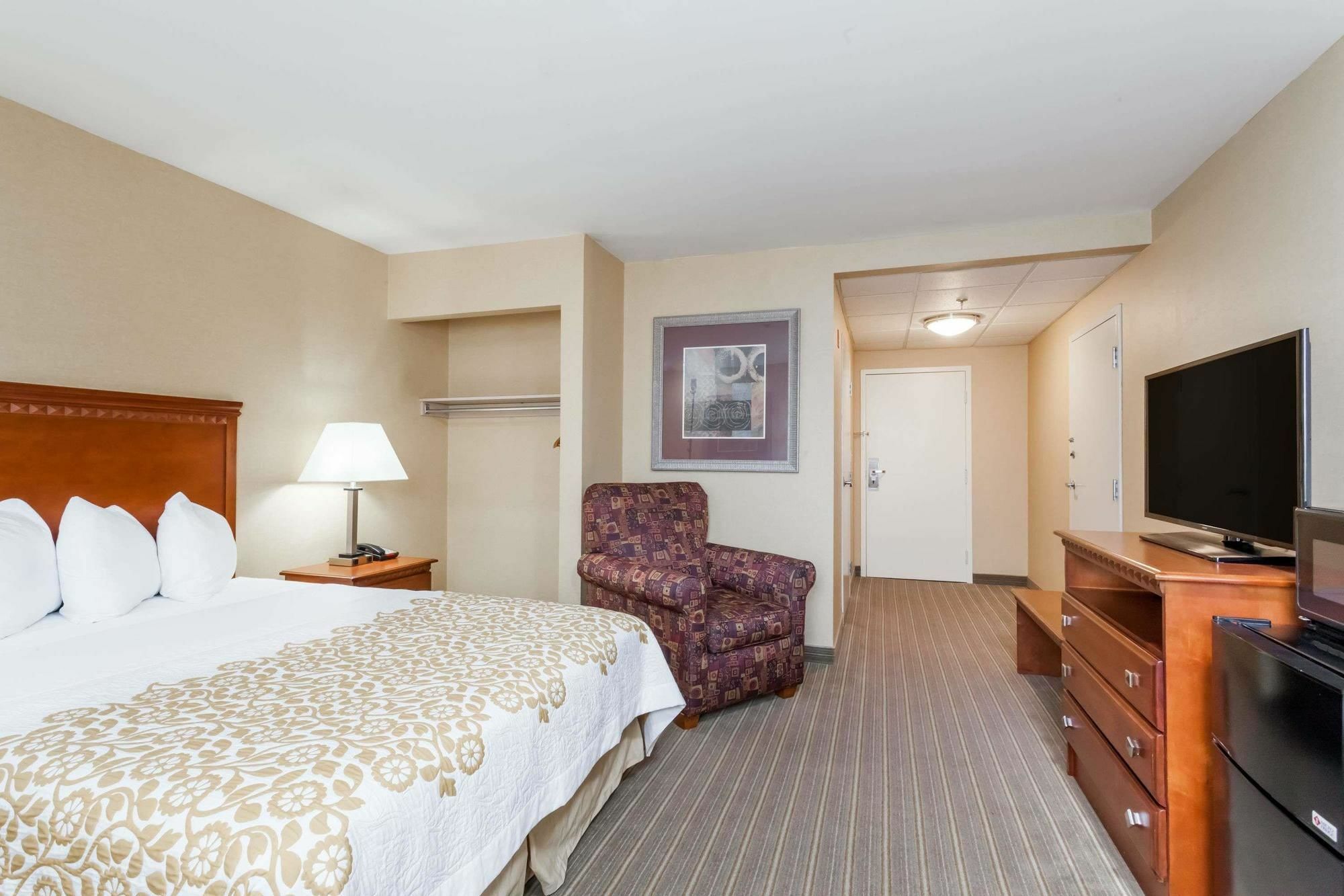 Days Inn By Wyndham Windsor Locks / Bradley Intl Airport Exterior photo